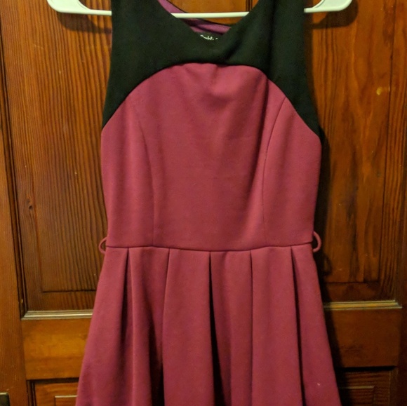 Garnet and black dress - Picture 2 of 3